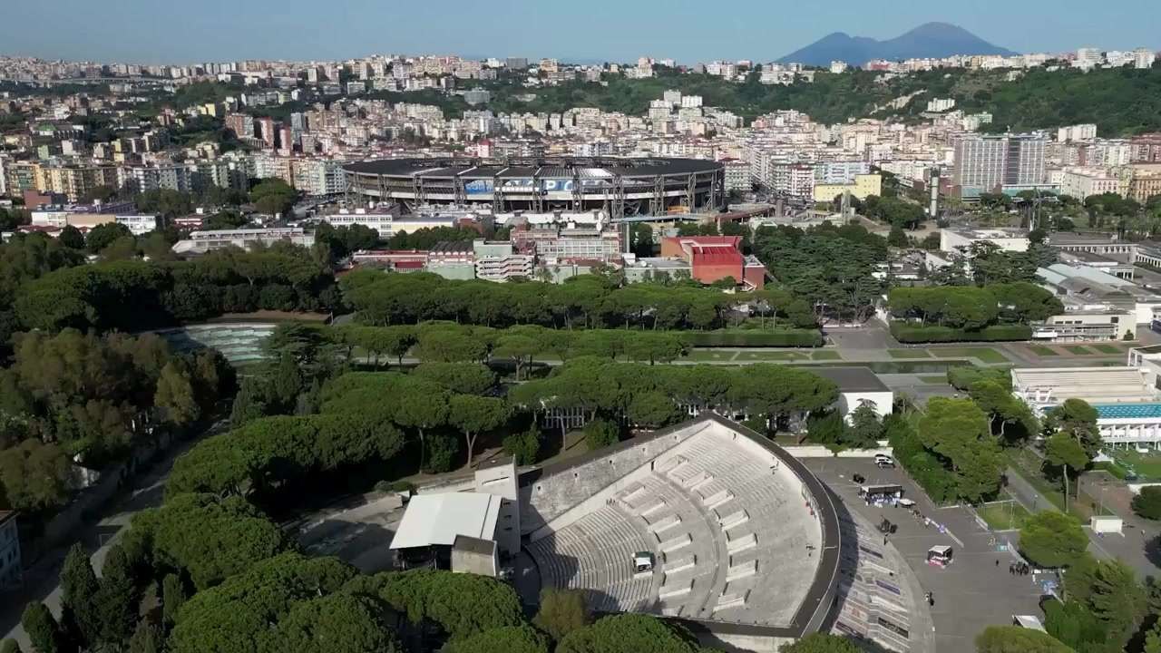 Veduta aerea dell'Arena Flegrea tra i pini, con lo stadio sullo sfondo