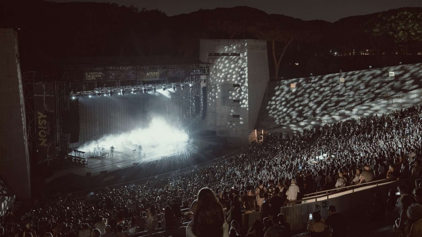 Il palco illuminato dell'Arena Flegrea